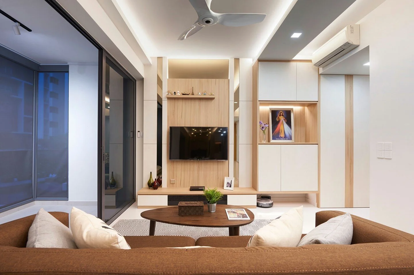 Wooden textures, gold accents and cove lighting make for an elegant living space in which you can relax and unwind. Layers of textures amidst the soft colour hues create an additional visual layer in this cosy and warm interior. 