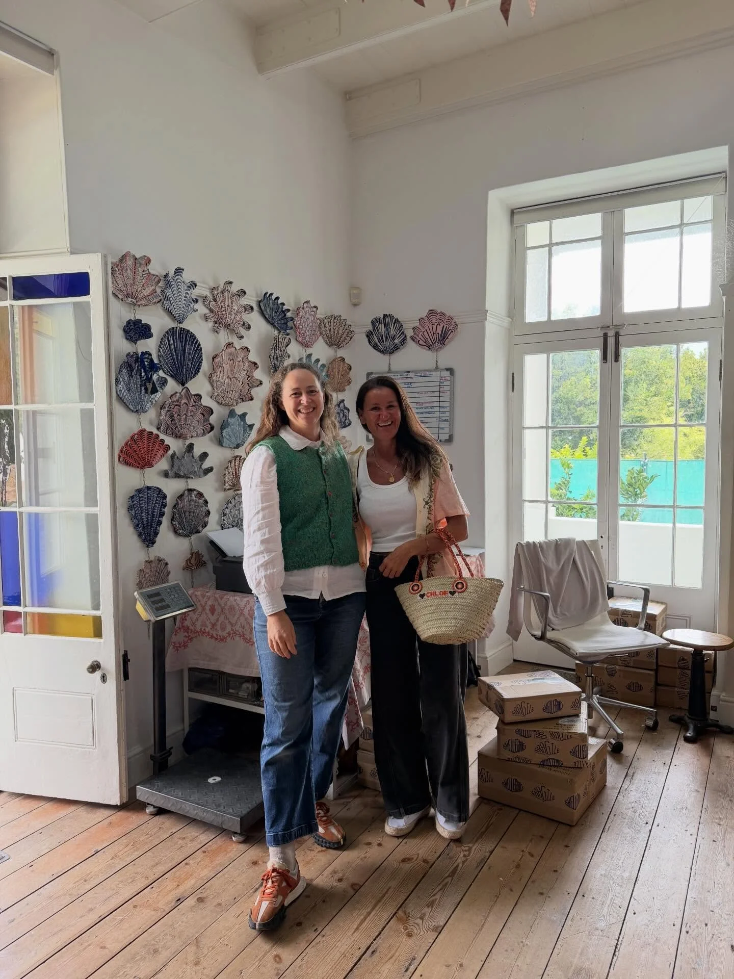 Shello Sunday! Having visited the wonderful studio of Lucie De Monyencourt @shellegance in Cape Town recently we are very excited to be selling some of these beautiful handmade ceramic shells to our lovely clients and followers in Singapore. F