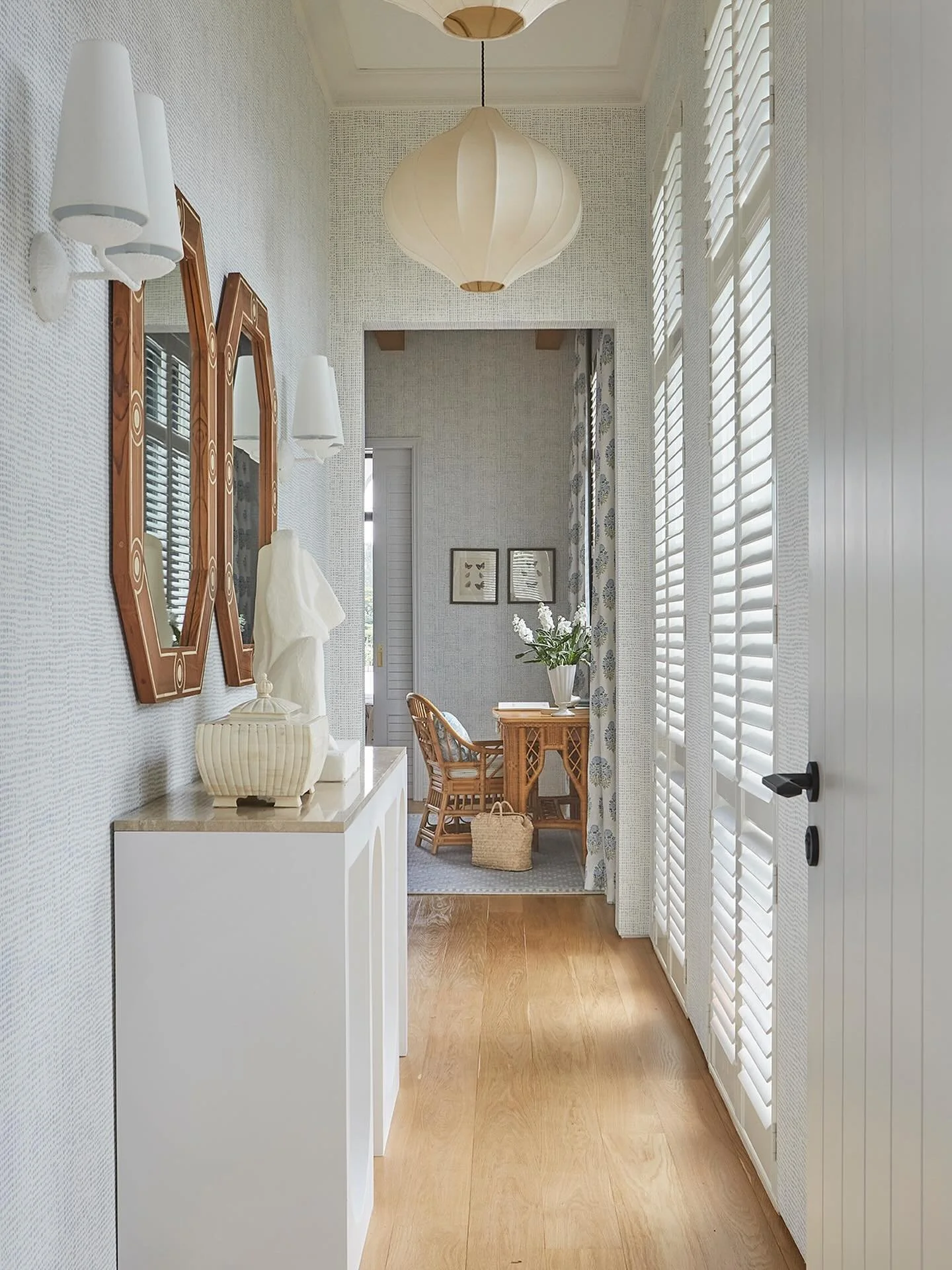 Happy Monday! Here&rsquo;s a favourite shot of mine from our recent Meyer Road project. The hallway into the Primary Bedroom which feels inviting, airy and calm just as bedrooms should! @neon.projects